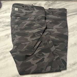 Vuori Camo Leggings - Gray and Black